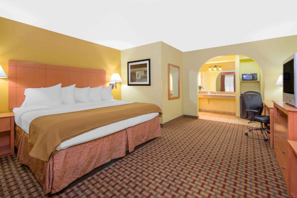 King Room with Roll-In Shower - Mobility/Hearing Accessible - Non-Smoking interior